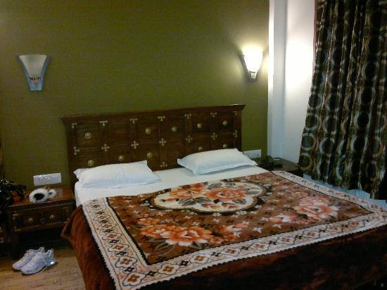 Royal Khazir Boutique, Srinagar 5